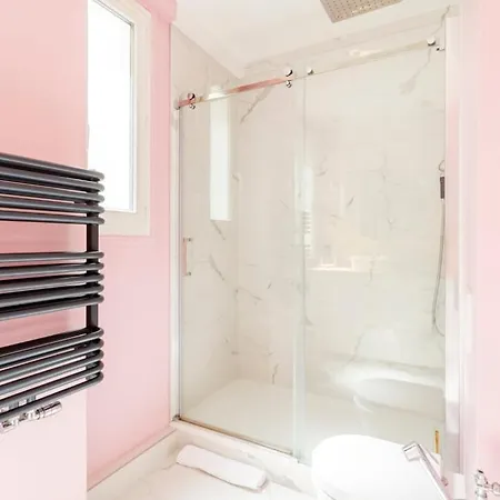 Cozy Charming Trocadero *